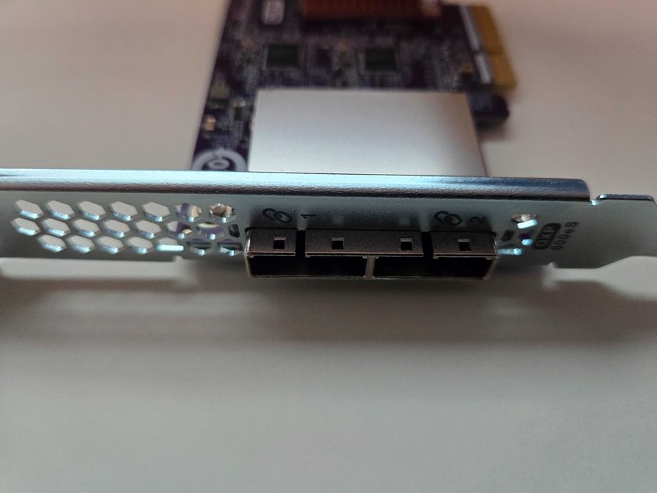 QNAP QXP-800eS-A1164 – nouă, doar testată, cu 3 bracketuri