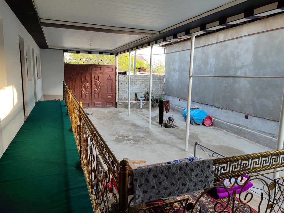 Guliston shahrida zudlik bilan uy sotiladi.