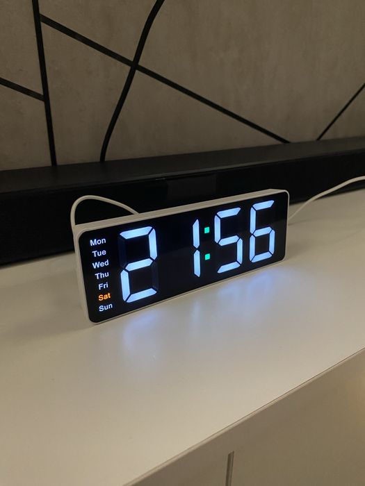 Часы электронные НОВЫЕ