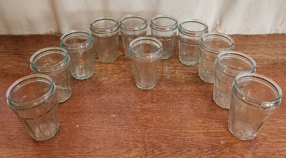 стеклянная банка. 
Изготовлена из стекла.