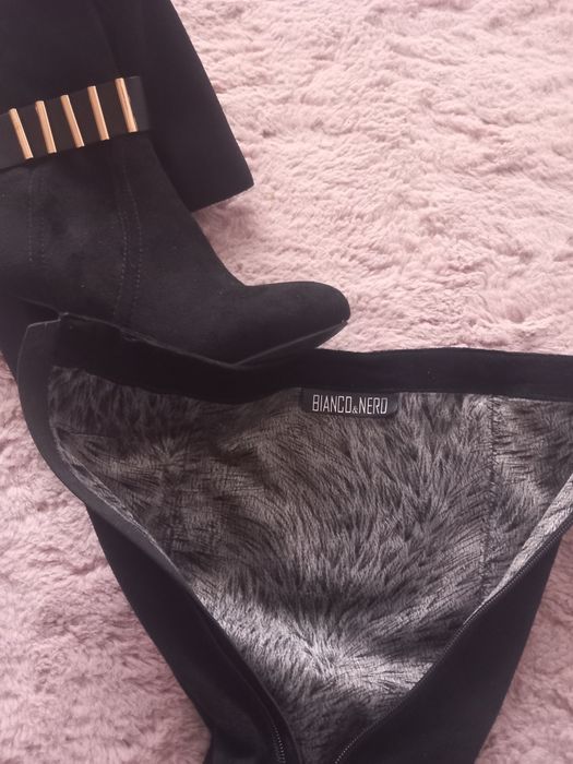 Черни велурени ботуши