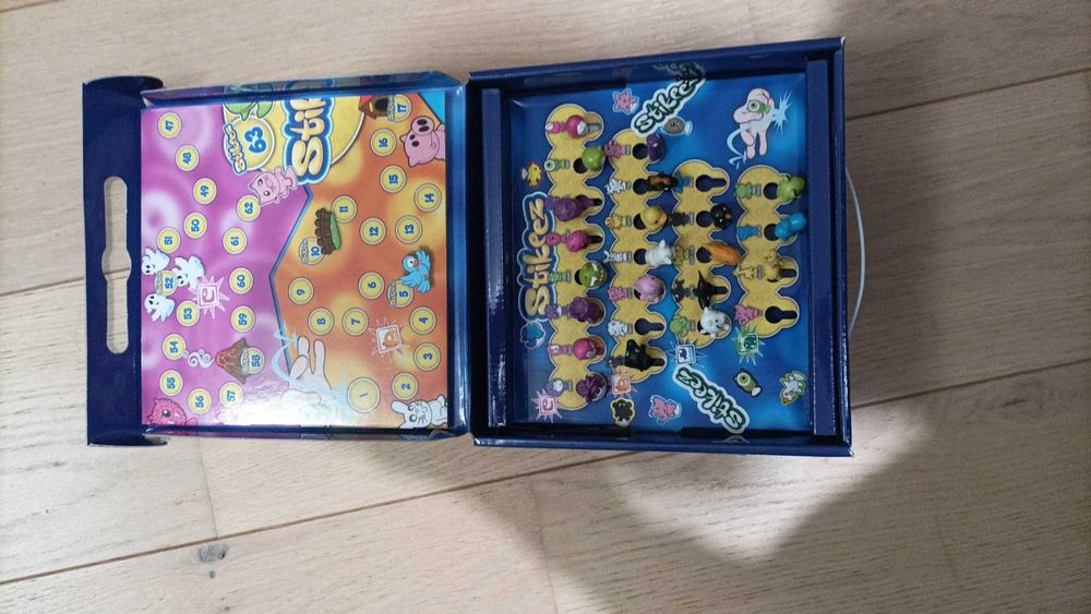 Албуми със стикита, емоджита и топчета