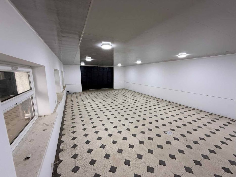 3 каватли 6 сотихли участка сотилади
8 хона 
4 та санузил 
3 уровен 
8