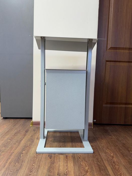 Металлическая урна с крышкой