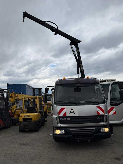 Autoutilitara DAF LF 45.160 Hybrid cu macarea Palfinger
