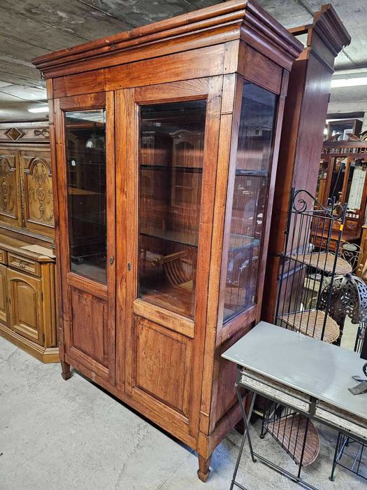 Витрина библиотека изработена изцяло от масив