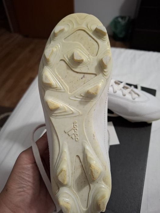 Ghete fotbal, Adidas, iarba