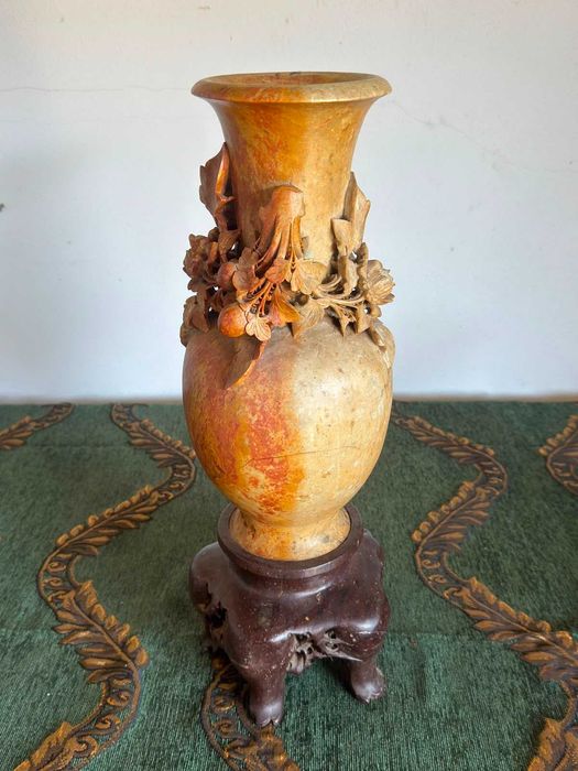 Vază vintage din alabastru/piatră sculptată manual cu suport din lemn, decor floral în relief
