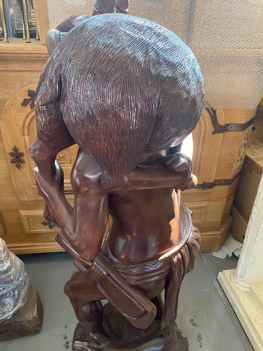 Голяма масивна статуя Ловец екзотично дърво 172 см.