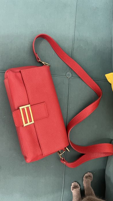 Продам красную кожаную сумку – универсальный стиль!