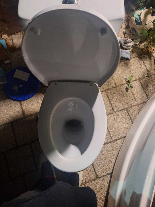 Obiecte sanitare baie: Cadă cu hidromasaj, chiuvetă cu mască (sertare), oglindă și vas wc cu rezervor
