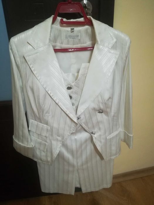 Елегантен дамски костюм