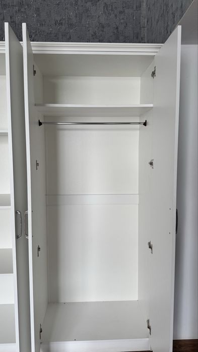 Белый распашной шкаф 160×204×47 см