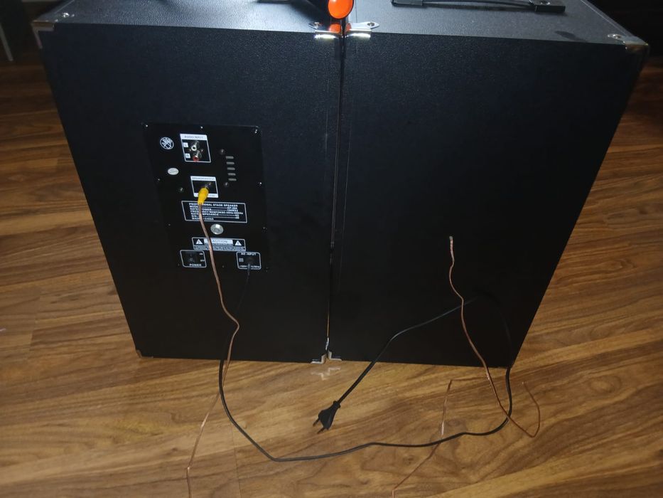 Vând două boxe plus microfon