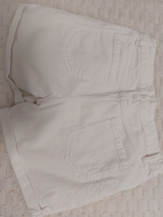 Къси дънкови гащи