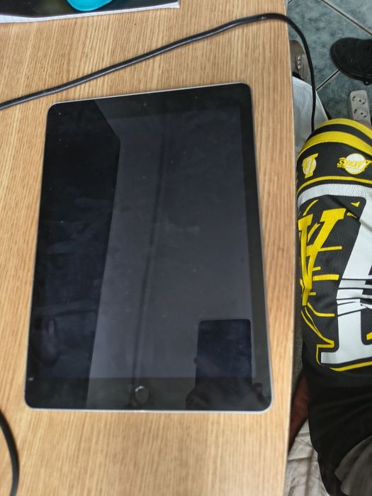 Vând iPad tableta la un preț negociabil