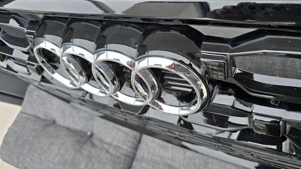 Оригинална Audi RS3 предна решетка 8Y