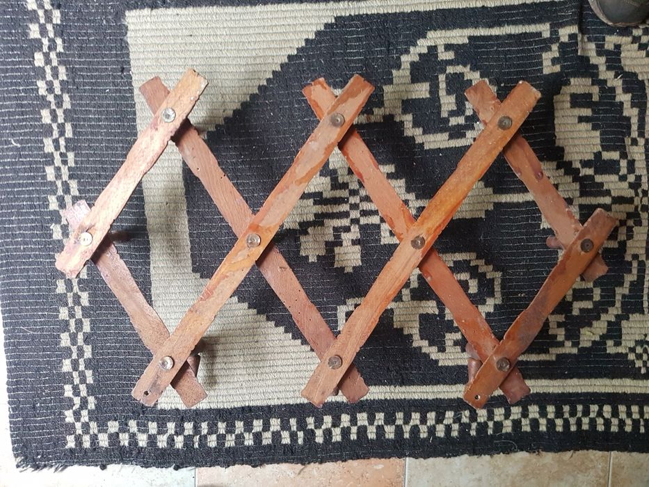 Продава се дървена закачалка