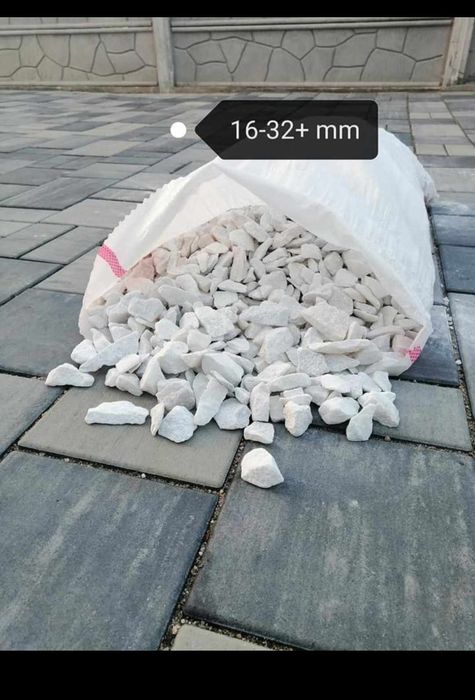 Piatra decorativa marmura alba sau roșie se vinde la sac de 50 kg