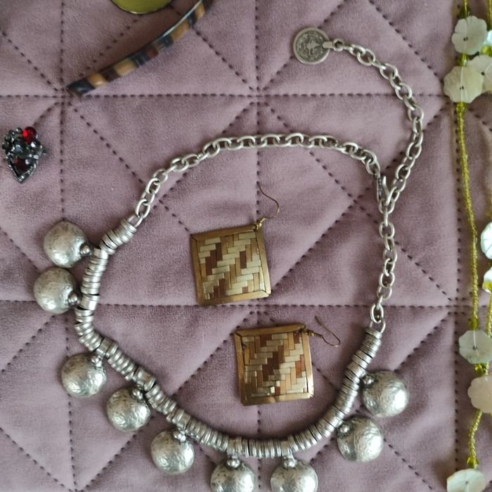 Лот бижута, обеци, колиета, гривни, медальони, брошки, диадема