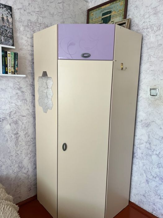 Шкаф угловой вместительный