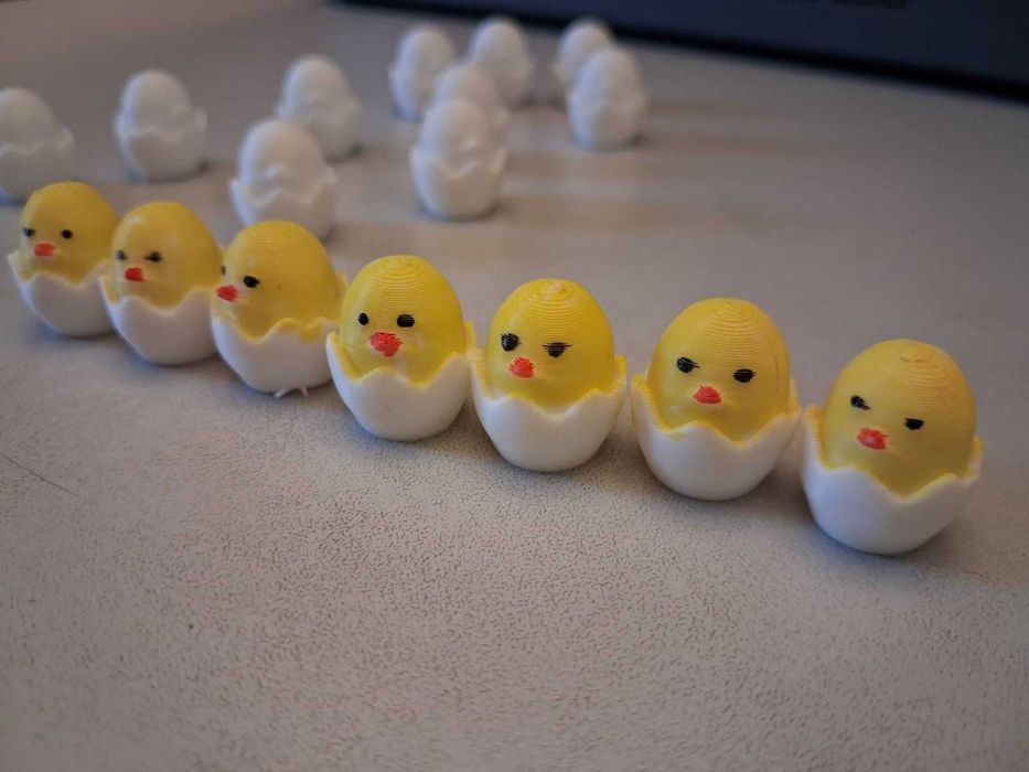 Сладка мини фигурка – пиленце в яйце