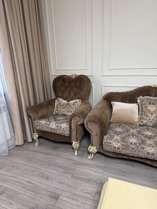 Продам диван с двумя креслами