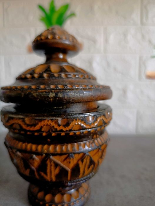 Casetă decorativă din lemn sculptat cu capac