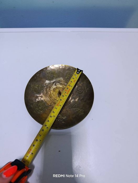 Бронзов свещник с гравирани християнски символи