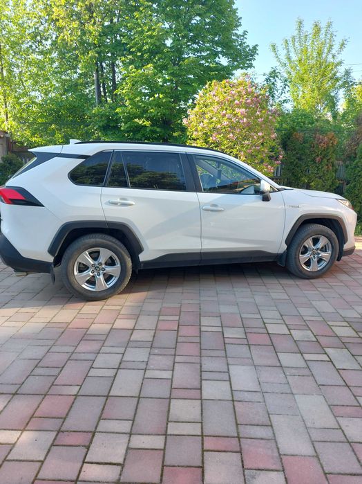 RAV4 an 2021 48700 km Hybrid 4x4 parcată doar în garaj