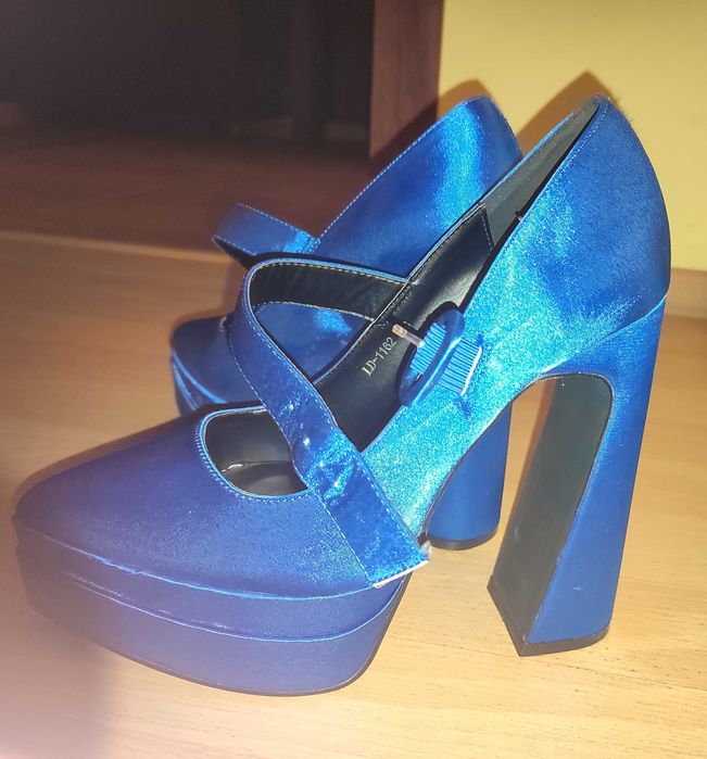 Чисто нови обувки с ток