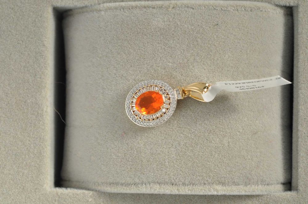 Pandantiv Argint placat Aur roz, Opal caboson, design halo