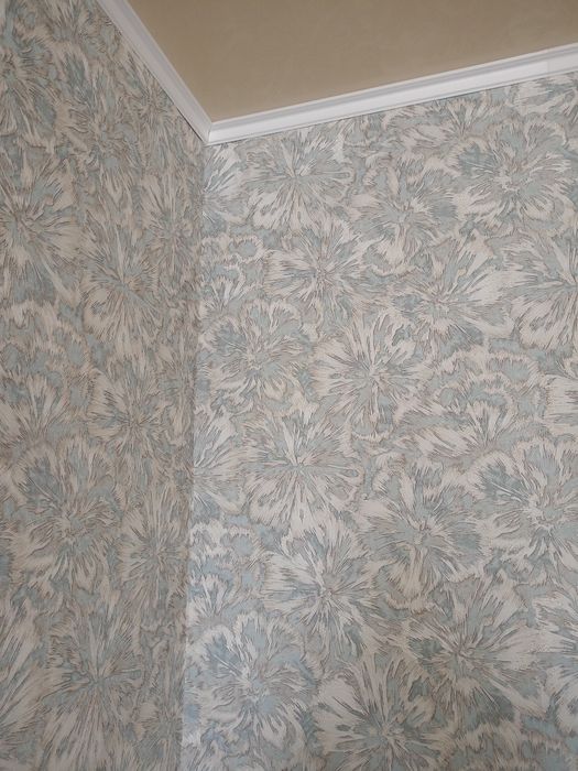 Поклейка обоев  .