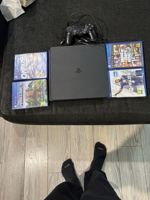 Playstation 4  идва със четири безплатни игри и два джойстика