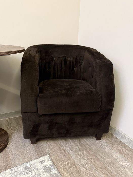 Стол и два кресла