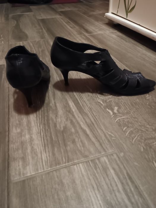 Продавам елегантни обувки от естествена кожа