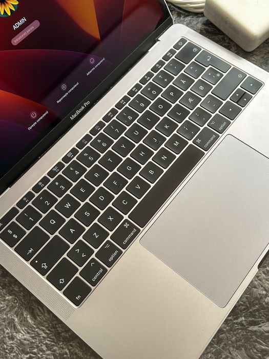 • Macbook Pro 13.3” • RETINA OLED •