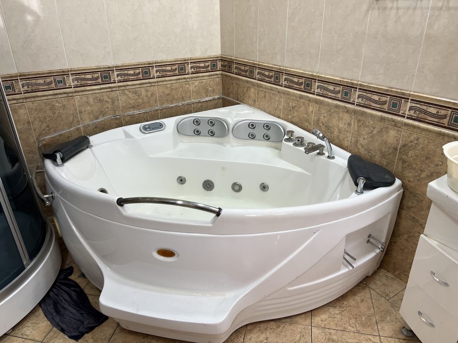Душевая кабина + джакузи в идеале! Всё в рабочем состоянии!