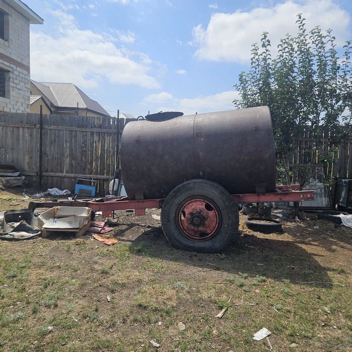 Продам бочку 3 куба на колесах