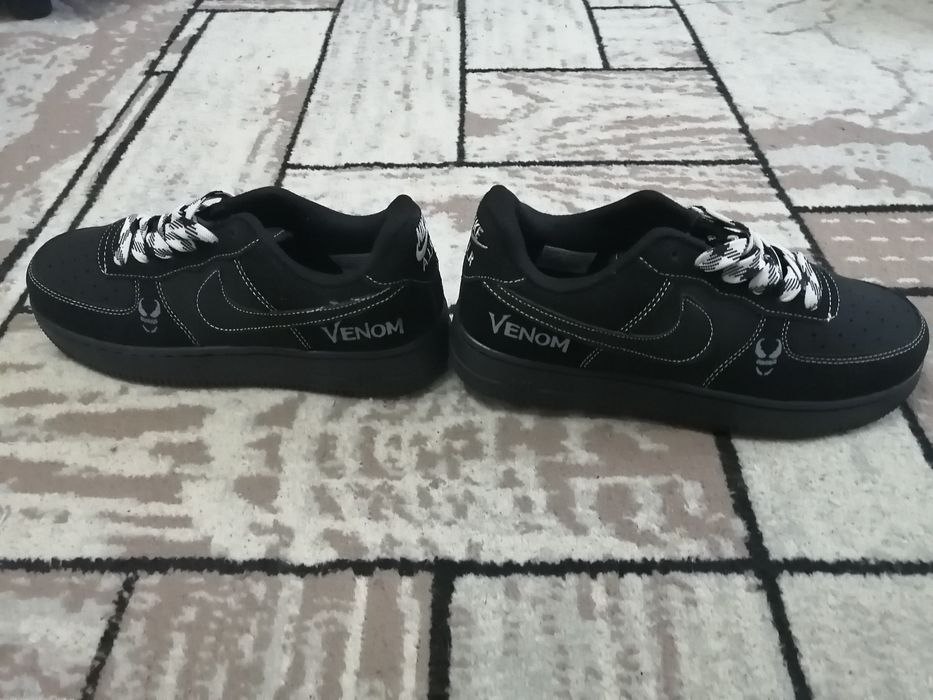 Кроссовки спортивные