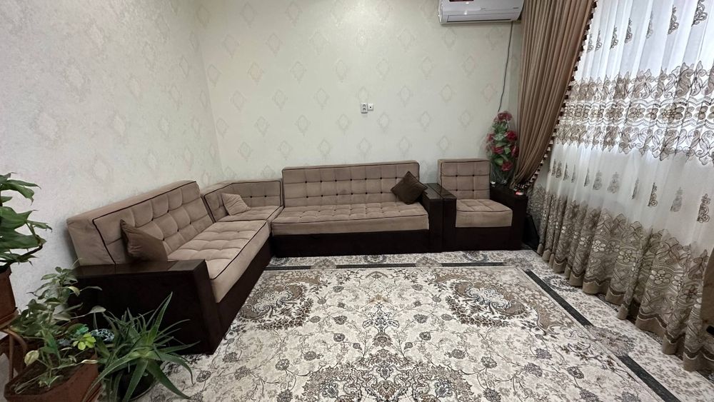 Уголок ёстиклари билан