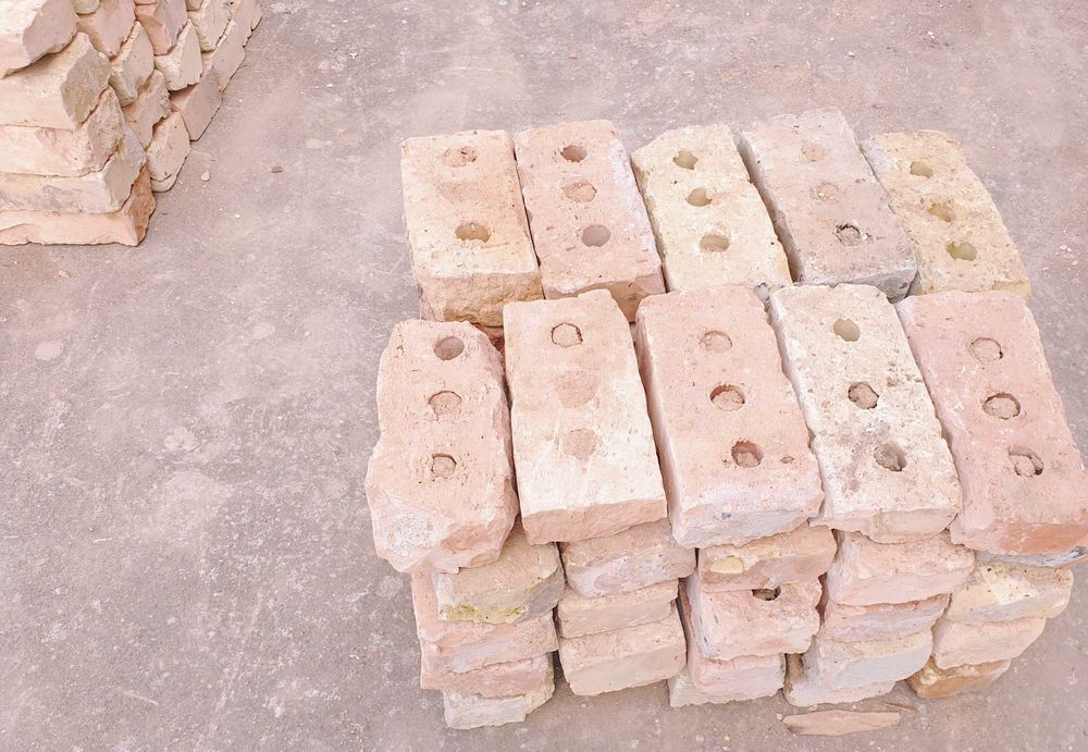 Продавам тухли единички и цигли – много здрави, запазени и изчистени.