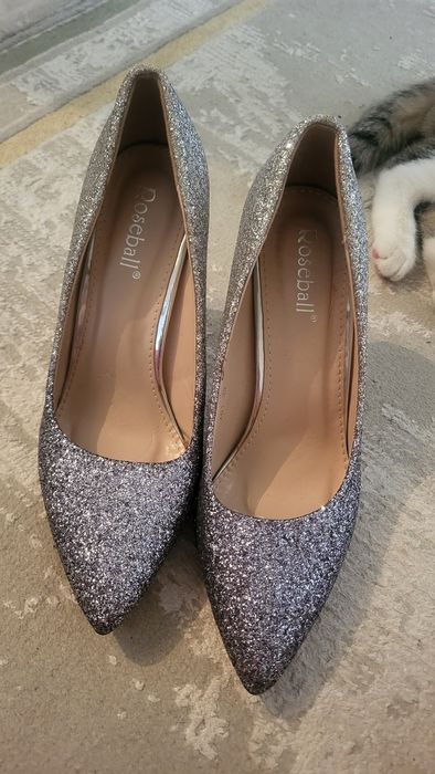 Туфли каблуки блистят