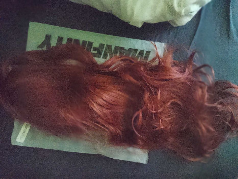 Червена дълга перука