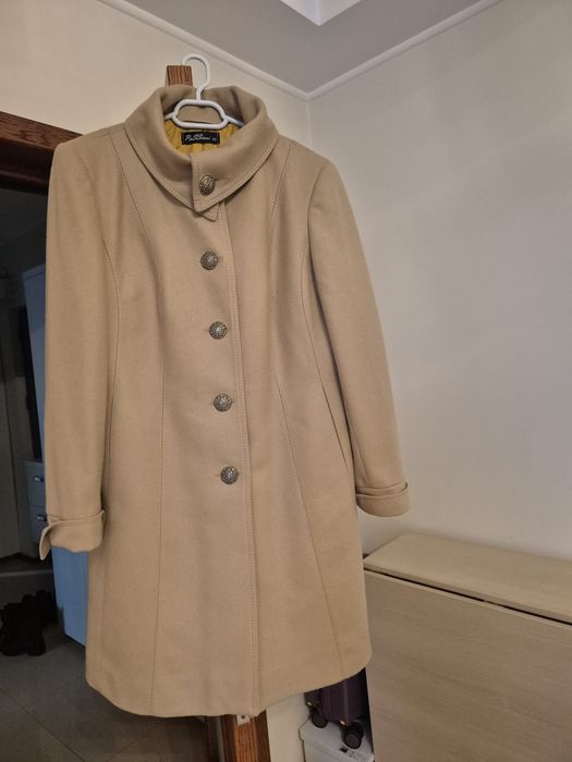 Vând palton din lână.