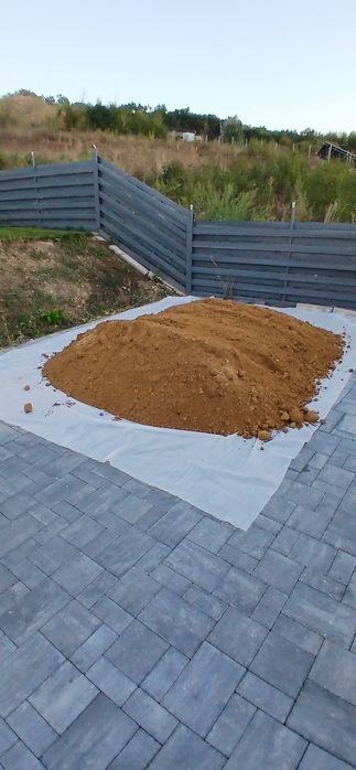 Ingrasamant uscat pamant negru pamant pentru gazon pamant negru cu vegetație uscata afanat nisip sort balast piatra spart