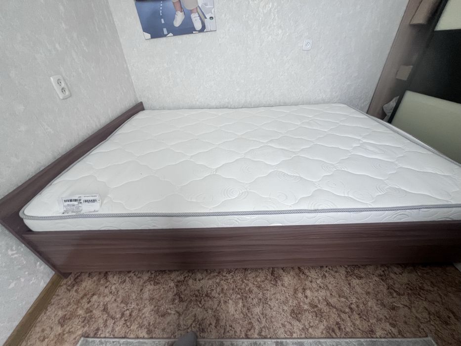Продам кровать с матрасом  срочно