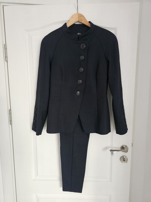 Елегантни дамски костюми