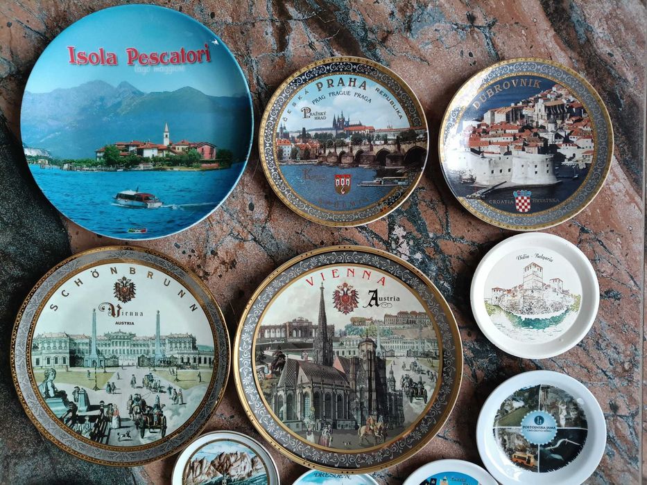 Колекция  порцеланови чинии отзабележителности .
