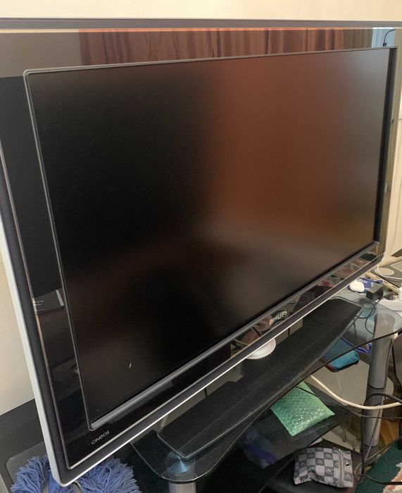 Плоский телевизор Philips Cineos Ambilight 107 см диагональ